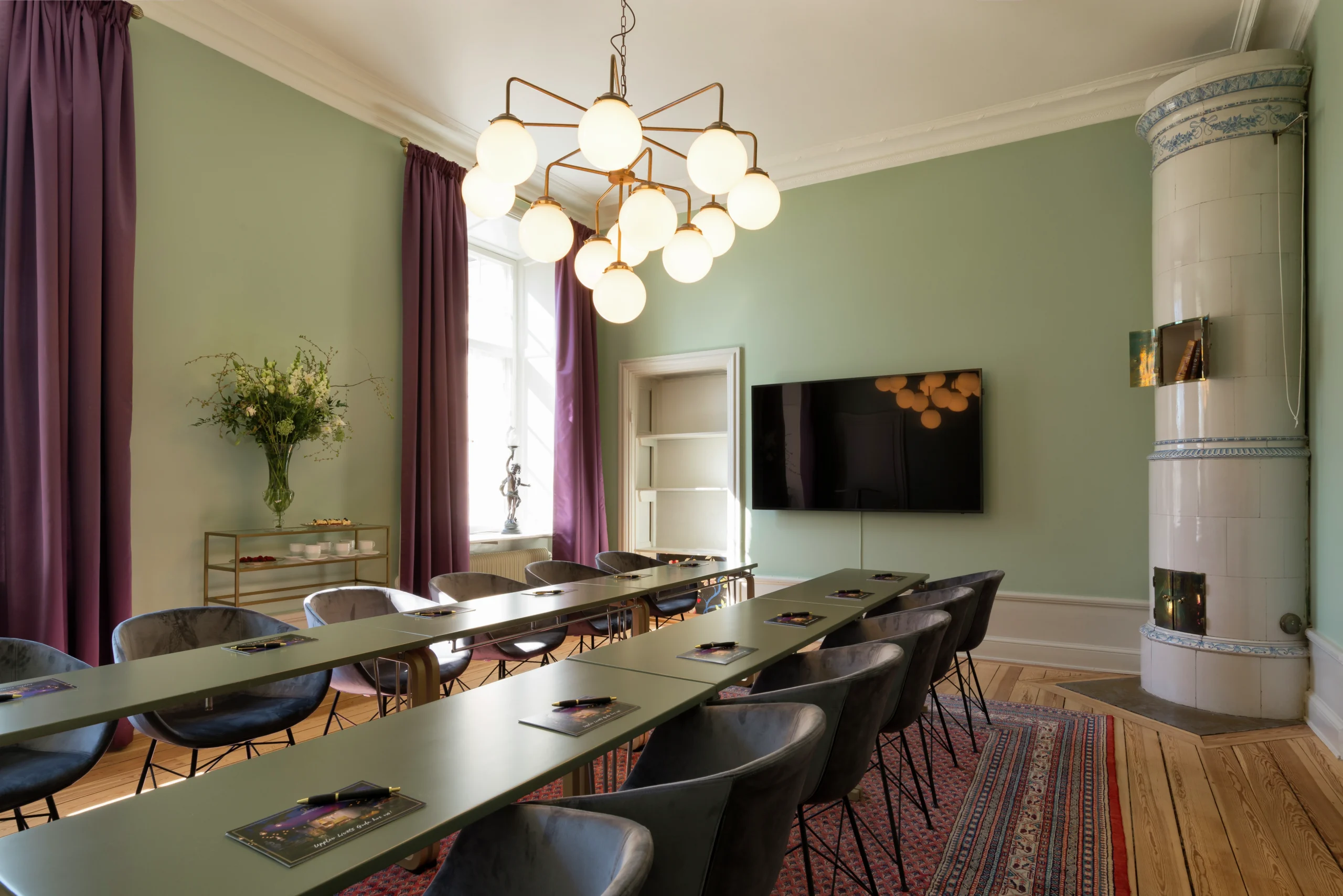 Lamms gemak – Mötesrum med kakelugn & modern teknik | Näsby Slott